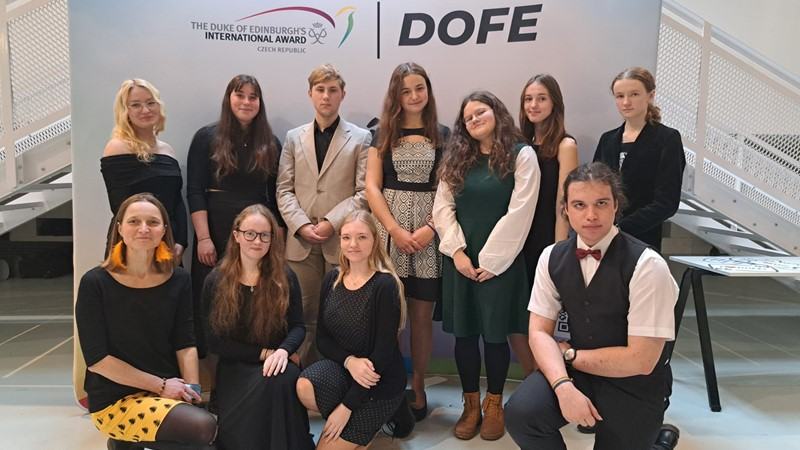 Jsou na úrovni (v DofE)