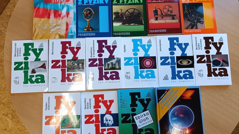 Učebnice fyziky, matematiky a chemie nově ve školní knihovně