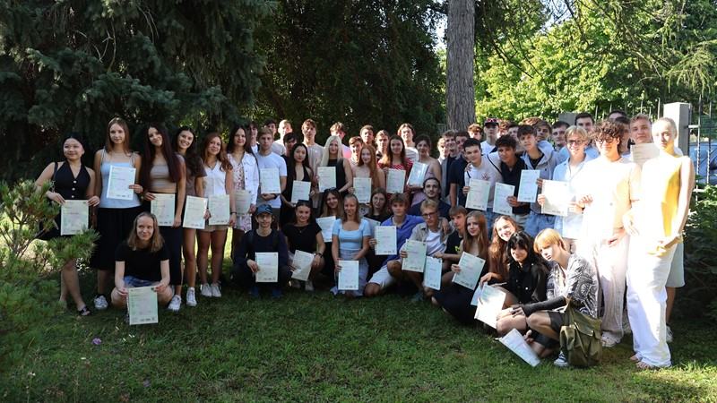 Přes 50 absolventů Cambridgeských zkoušek si převzalo si certifikáty z angličtiny na úrovních B2 až C2